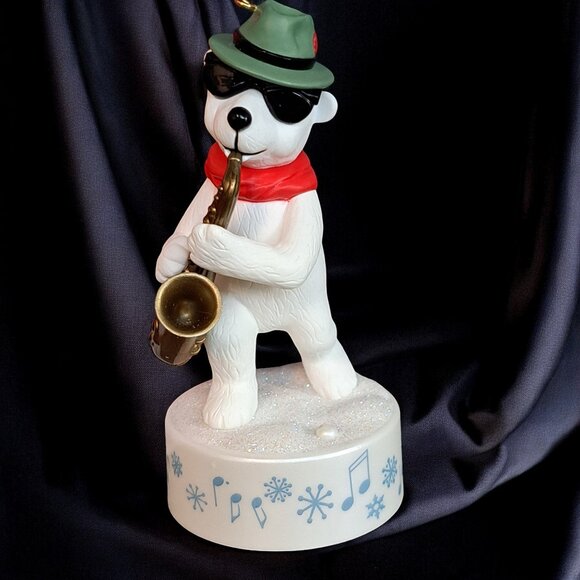 Hallmark Ornament 2021 - Musical Stylin' Saxophone Bear - Picture 5 of 9
